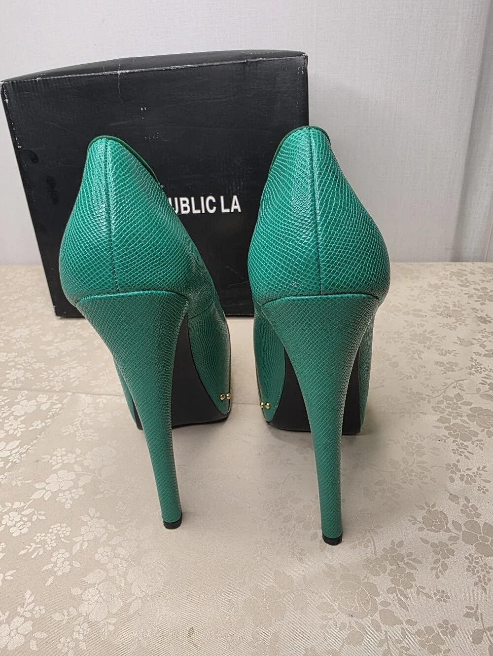 Shoe Republic LA Ethanie Green Gold Platform Stiletto Heels Pumps Studded 7.5